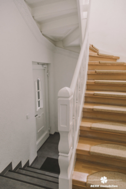 BERK Immobilien – charmante Stilaltbau-Villa mit 3,5 Einheiten in top Lage von HU, direkt an der Kinzig - Treppenhaus (106400)