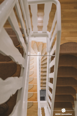 BERK Immobilien – charmante Stilaltbau-Villa mit 3,5 Einheiten in top Lage von HU, direkt an der Kinzig - Treppenhaus (106401)