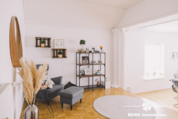 BERK Immobilien – charmante Stilaltbau-Villa mit 3,5 Einheiten in top Lage von HU, direkt an der Kinzig - Wohn-Essbereich OG (106404)