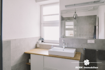 BERK Immobilien – charmante Stilaltbau-Villa mit 3,5 Einheiten in top Lage von HU, direkt an der Kinzig - Bad OG (106407)