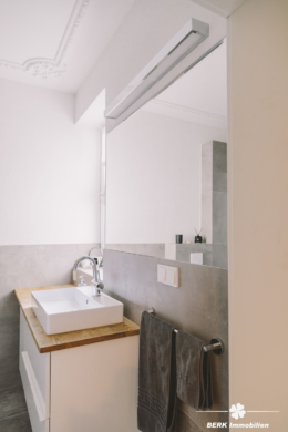 BERK Immobilien – charmante Stilaltbau-Villa mit 3,5 Einheiten in top Lage von HU, direkt an der Kinzig - Bad OG (106408)