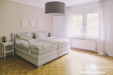 BERK Immobilien – charmante Stilaltbau-Villa mit 3,5 Einheiten in top Lage von HU, direkt an der Kinzig - Schlafzimmer OG (106410)