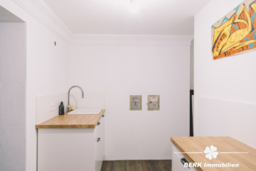 BERK Immobilien – charmante Stilaltbau-Villa mit 3,5 Einheiten in top Lage von HU, direkt an der Kinzig - Küche ELW KG (106417)