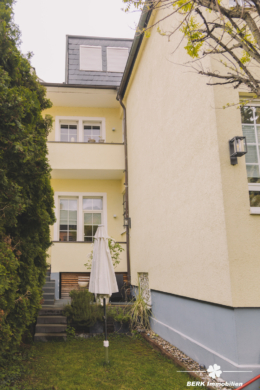BERK Immobilien – charmante Stilaltbau-Villa mit 3,5 Einheiten in top Lage von HU, direkt an der Kinzig - Abgang Garten/Loggia (106422)