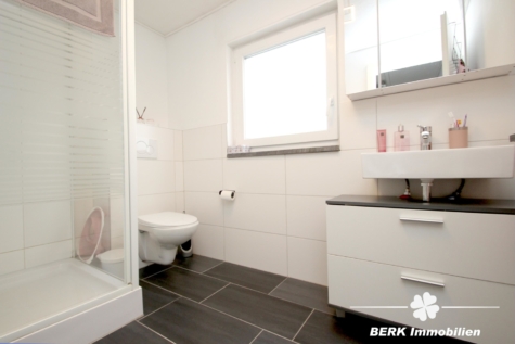 BERK Immobilien – Großzügiges Zweifamilienhaus mit viel Potenzial in Laufach - DG- Badezimmer (123410)