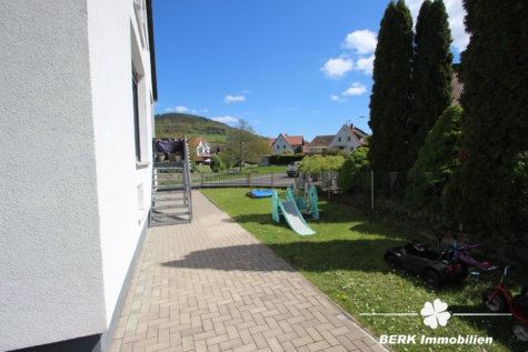 BERK Immobilien – Großzügiges Zweifamilienhaus mit viel Potenzial in Laufach - Vorgarten (123414)
