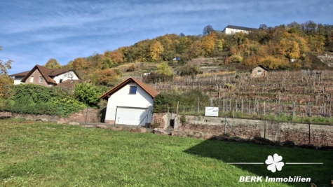 VERKAUFT – Charmantes Einfamilienhaus direkt am Weinberg in sonniger Lage von Großheubach - Blick auf das Haus und die Garage (117629)