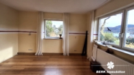 Wohnzimmer EG - BERK Immobilien – Charmantes Einfamilienhaus direkt am Weinberg in sonniger Lage von Großheubach