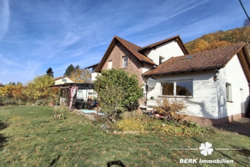 BERK Immobilien – Charmantes Einfamilienhaus direkt am Weinberg in sonniger Lage von Großheubach - Außenansicht vom Haus und Garten (107481)