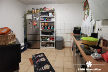 BERK Immobilien – Zwei in einem als Kapitalanlage: Zwei Wohneinheiten, ca. 6 % Rendite in Eschau - Küche linkes Haus (109397)
