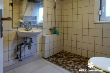 BERK Immobilien – Zwei in einem als Kapitalanlage: Zwei Wohneinheiten, ca. 6 % Rendite in Eschau - 1. Bad rechtes Haus (109405)