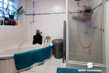 BERK Immobilien – Zwei in einem als Kapitalanlage: Zwei Wohneinheiten, ca. 6 % Rendite in Eschau - 1. Bad linkes Haus (109396)