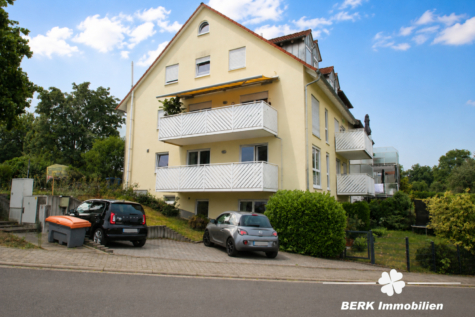 BERK Immobilien – Attraktive 2-Zimmer-Eigentumswohnung mit Terrasse in Glattbach - Hausansicht - KI optimiert (125662)