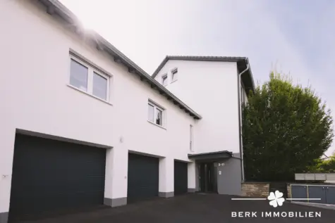 BERK Immobilien – hochwertig saniertes MFH in 1a Lage von Hösbach zur sicheren Kapitalanlage - Eingang (130114)