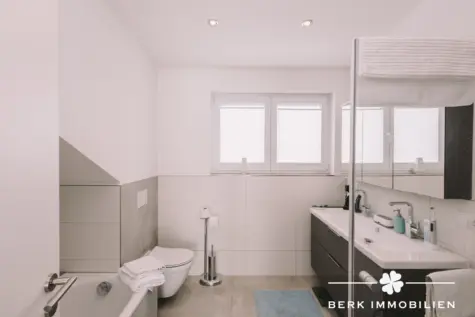 BERK Immobilien – hochwertig saniertes MFH in 1a Lage von Hösbach zur sicheren Kapitalanlage - Bad DG (130122)