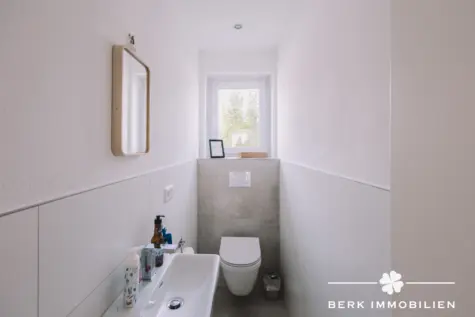 BERK Immobilien – hochwertig saniertes MFH in 1a Lage von Hösbach zur sicheren Kapitalanlage - Gäste WC OG (130140)