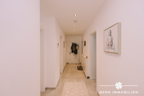 BERK Immobilien – hochwertig saniertes MFH in 1a Lage von Hösbach zur sicheren Kapitalanlage - Flur OG (127833)