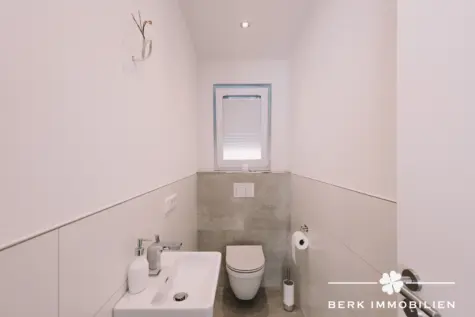 BERK Immobilien – hochwertig saniertes MFH in 1a Lage von Hösbach zur sicheren Kapitalanlage - Gäste-WC DG (130127)