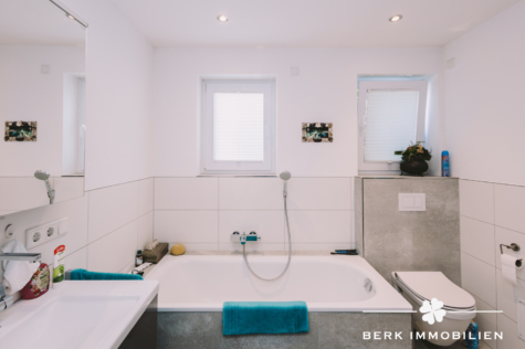 BERK Immobilien – hochwertig saniertes MFH in 1a Lage von Hösbach zur sicheren Kapitalanlage - Badezimmer EG rechts (127851)