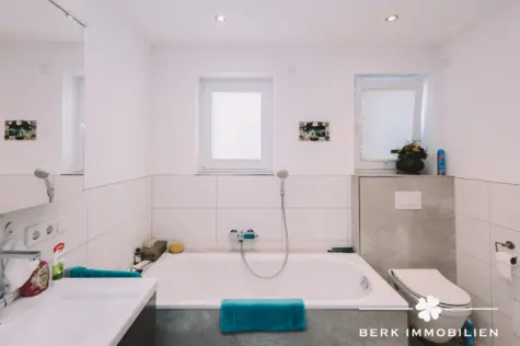 BERK Immobilien – hochwertig saniertes MFH in 1a Lage von Hösbach zur sicheren Kapitalanlage - Badezimmer EG rechts (130151)