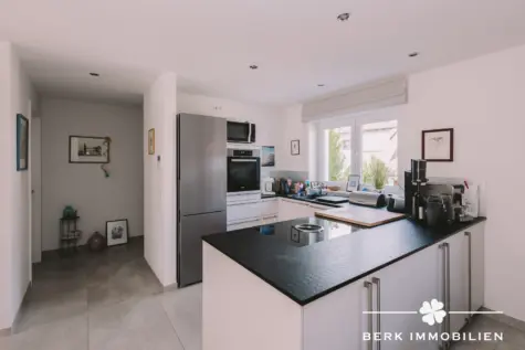 BERK Immobilien – hochwertig saniertes MFH in 1a Lage von Hösbach zur sicheren Kapitalanlage - Küche EG links (130144)