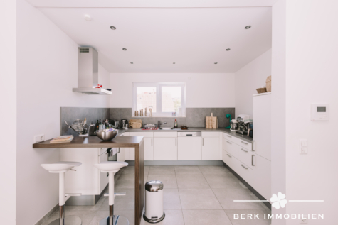 BERK Immobilien – hochwertig saniertes MFH in 1a Lage von Hösbach zur sicheren Kapitalanlage - Küche DG (127821)