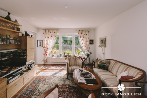 BERK Immobilien – hochwertig saniertes MFH in 1a Lage von Hösbach zur sicheren Kapitalanlage - Wohnzimmer EG rechts (127847)