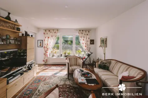 BERK Immobilien – hochwertig saniertes MFH in 1a Lage von Hösbach zur sicheren Kapitalanlage - Wohnzimmer EG rechts (130147)