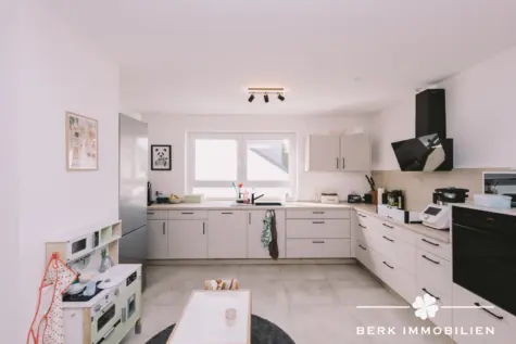 BERK Immobilien – hochwertig saniertes MFH in 1a Lage von Hösbach zur sicheren Kapitalanlage - Küche OG (130131)
