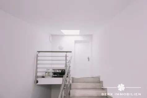 BERK Immobilien – hochwertig saniertes MFH in 1a Lage von Hösbach zur sicheren Kapitalanlage - Treppenhaus (130117)