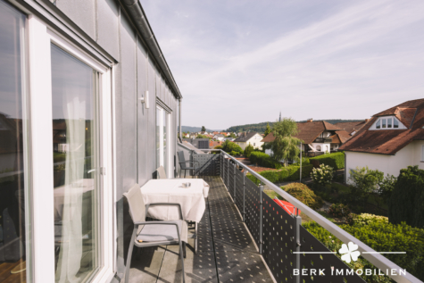 BERK Immobilien – hochwertig saniertes MFH in 1a Lage von Hösbach zur sicheren Kapitalanlage - Balkon DG (127828)