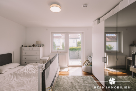 BERK Immobilien – hochwertig saniertes MFH in 1a Lage von Hösbach zur sicheren Kapitalanlage - Schlafzimmer OG (127836)