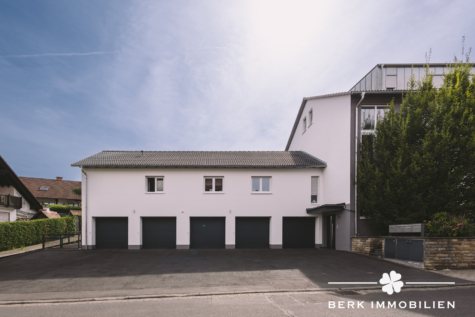 BERK Immobilien – hochwertig saniertes MFH in 1a Lage von Hösbach zur sicheren Kapitalanlage - fünf Garagen mit überbauter Erdgeschoss-Wohnung (127812)