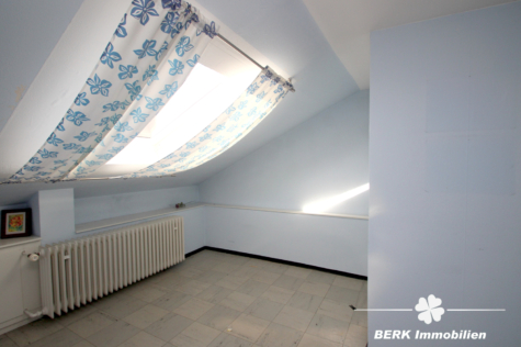 BERK Immobilien – Großzügiges Anwesen mit Zweifamilienhaus & zusätzlicher Bebauungsmöglichkeit - Kinderzimmer DG (117862)