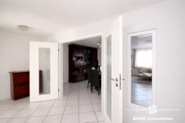 BERK Immobilien – Großzügiges Anwesen mit Zweifamilienhaus & zusätzlicher Bebauungsmöglichkeit - Flur (117857)