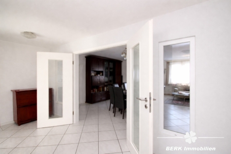 BERK Immobilien – Großzügiges Anwesen mit Zweifamilienhaus & zusätzlicher Bebauungsmöglichkeit - Flur (117857)