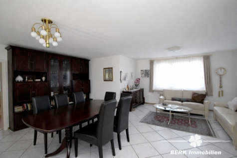 BERK Immobilien – Großzügiges Anwesen mit Zweifamilienhaus & zusätzlicher Bebauungsmöglichkeit - Wohn- und Essbereich (117854)