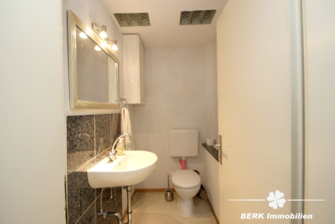 BERK Immobilien – Großzügiges Anwesen mit Zweifamilienhaus & zusätzlicher Bebauungsmöglichkeit - Gäste WC DG (117865)