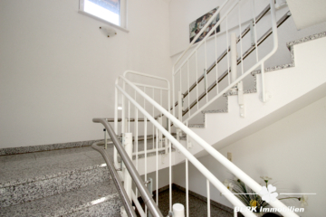 BERK Immobilien – Großzügiges Anwesen mit Zweifamilienhaus & zusätzlicher Bebauungsmöglichkeit - Treppenhaus Einheit 1 (117852)