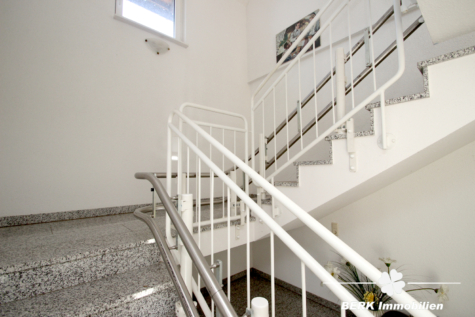 BERK Immobilien – Großzügiges Anwesen mit Zweifamilienhaus & zusätzlicher Bebauungsmöglichkeit - Treppenhaus Einheit 1 (117852)