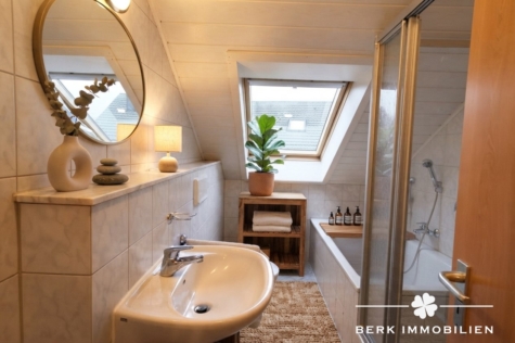 BERK Immobilien – Gemütliche 3-Zimmer-Wohnung in Obernau/Aschaffenburg - Badezimmer mit KI Generiert (129084)