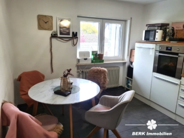 BERK Immobilien – Vielseitiges Ein- bis Zweifamilienhaus für Familien oder Investoren in Weilbach - Küche (106046)