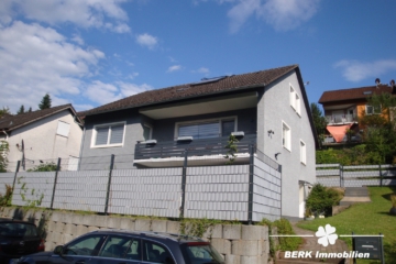 BERK Immobilien – Vielseitiges Ein- bis Zweifamilienhaus für Familien oder Investoren in Weilbach - Frontansicht (106041)