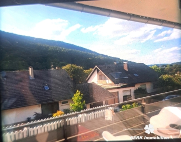 BERK Immobilien – Vielseitiges Ein- bis Zweifamilienhaus für Familien oder Investoren in Weilbach - Ausblick vom Balkon (106048)
