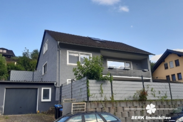 BERK Immobilien – Vielseitiges Ein- bis Zweifamilienhaus für Familien oder Investoren in Weilbach - Frontansicht (106042)