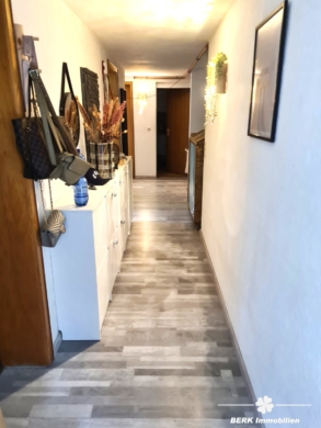 BERK Immobilien – Vielseitiges Ein- bis Zweifamilienhaus für Familien oder Investoren in Weilbach - Flur (106049)