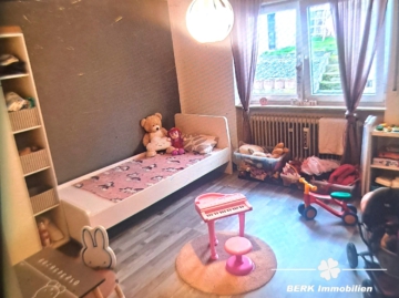 BERK Immobilien – Vielseitiges Ein- bis Zweifamilienhaus für Familien oder Investoren in Weilbach - Kinderzimmer (106047)