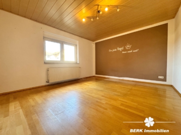 RESERVIERT BERK Immobilien – Großzügiges Zweifamilienhaus mit Garten, Hof und Doppelgarage - OG Schlafzimmer (ETW 2) (106568)