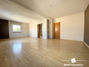 RESERVIERT BERK Immobilien – Großzügiges Zweifamilienhaus mit Garten, Hof und Doppelgarage - OG Wohn-Esszimmer II (ETW 2) (106571)