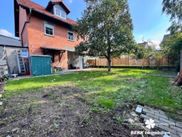 RESERVIERT BERK Immobilien – Großzügiges Zweifamilienhaus mit Garten, Hof und Doppelgarage - Garten (106579)